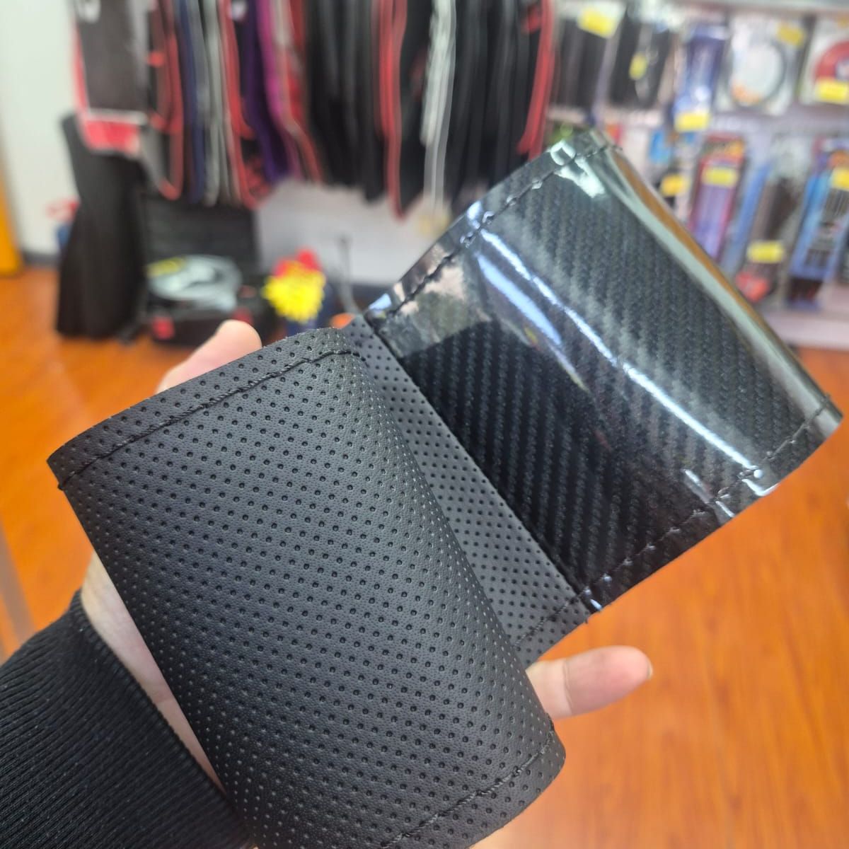 GENERICO - Funda Protectora para Volante cosido hilo negro en eco cuero con carbono brillante