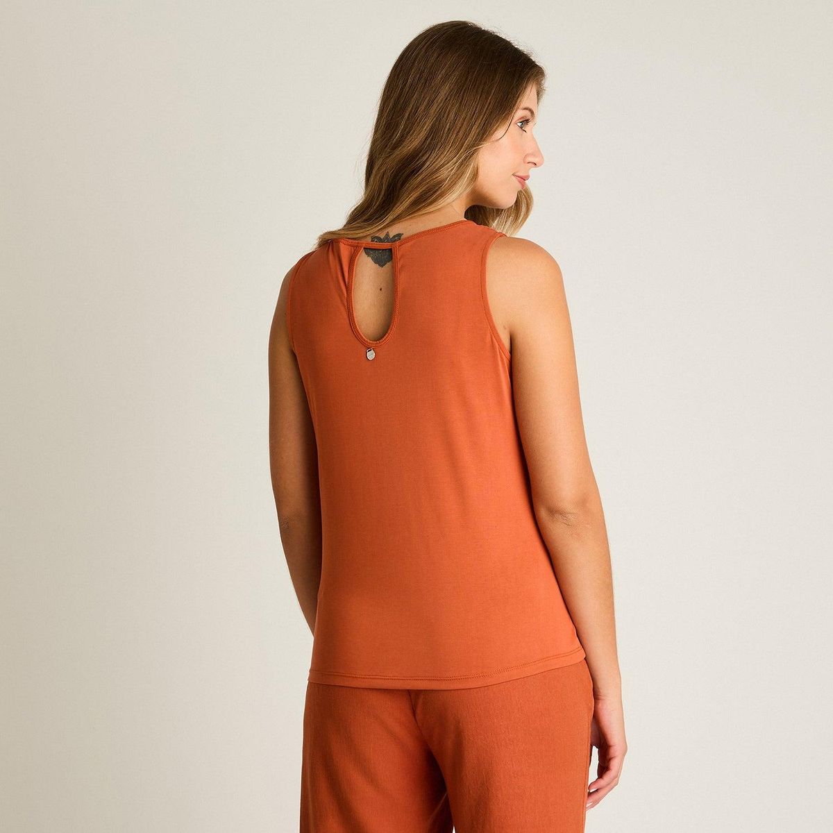LORENZO DI PONTTI - Polera Terracota Sin Mangas Elasticidad Media Calce Holgado