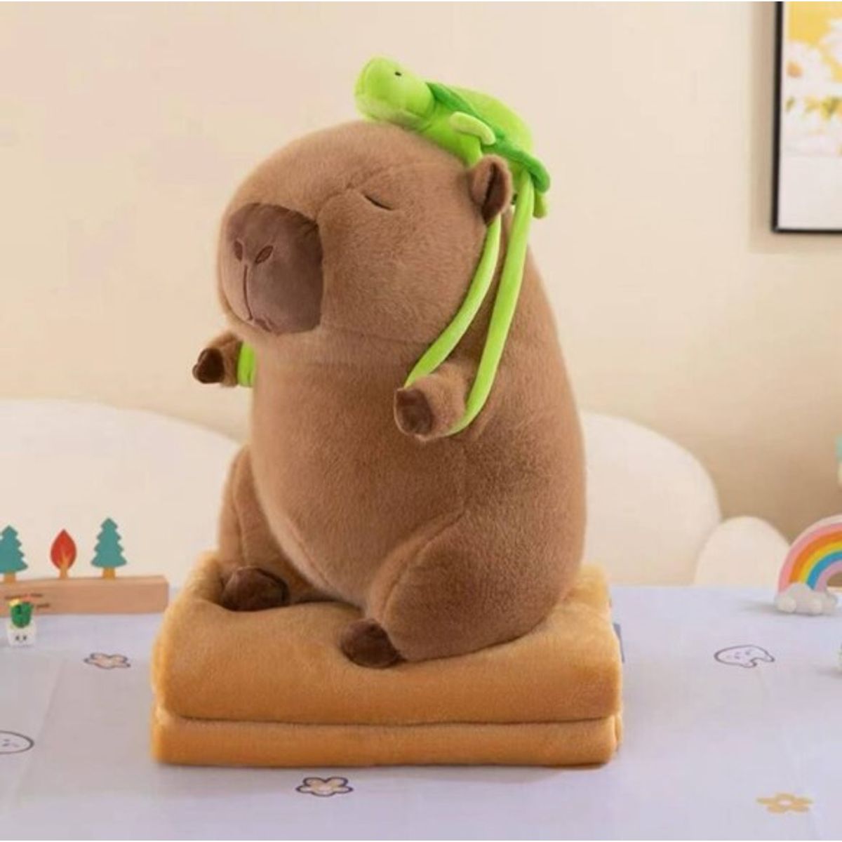 DIANA - PELUCHE 3 EN 1 CON DISEÑO DE CAPIBARA 45CM INCLUYE MANTA UNICOLOR DE 1 PLAZA