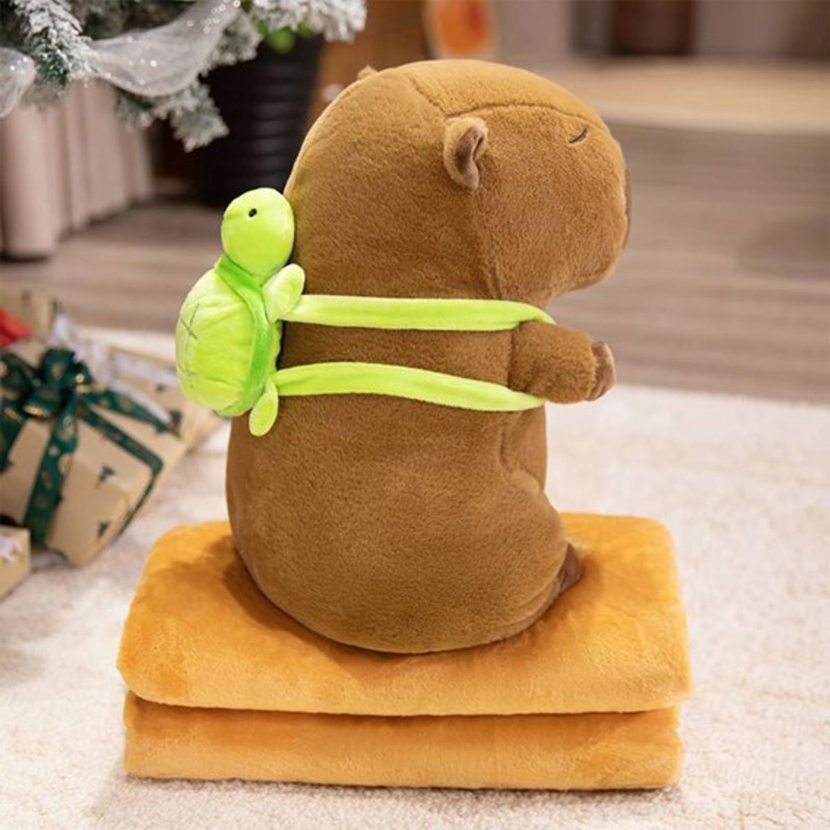 DIANA - PELUCHE 3 EN 1 CON DISEÑO DE CAPIBARA 45CM INCLUYE MANTA UNICOLOR DE 1 PLAZA