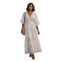 Vestido Largo Blanco con Detalles Artísticos Estilo India Moda y Elegancia