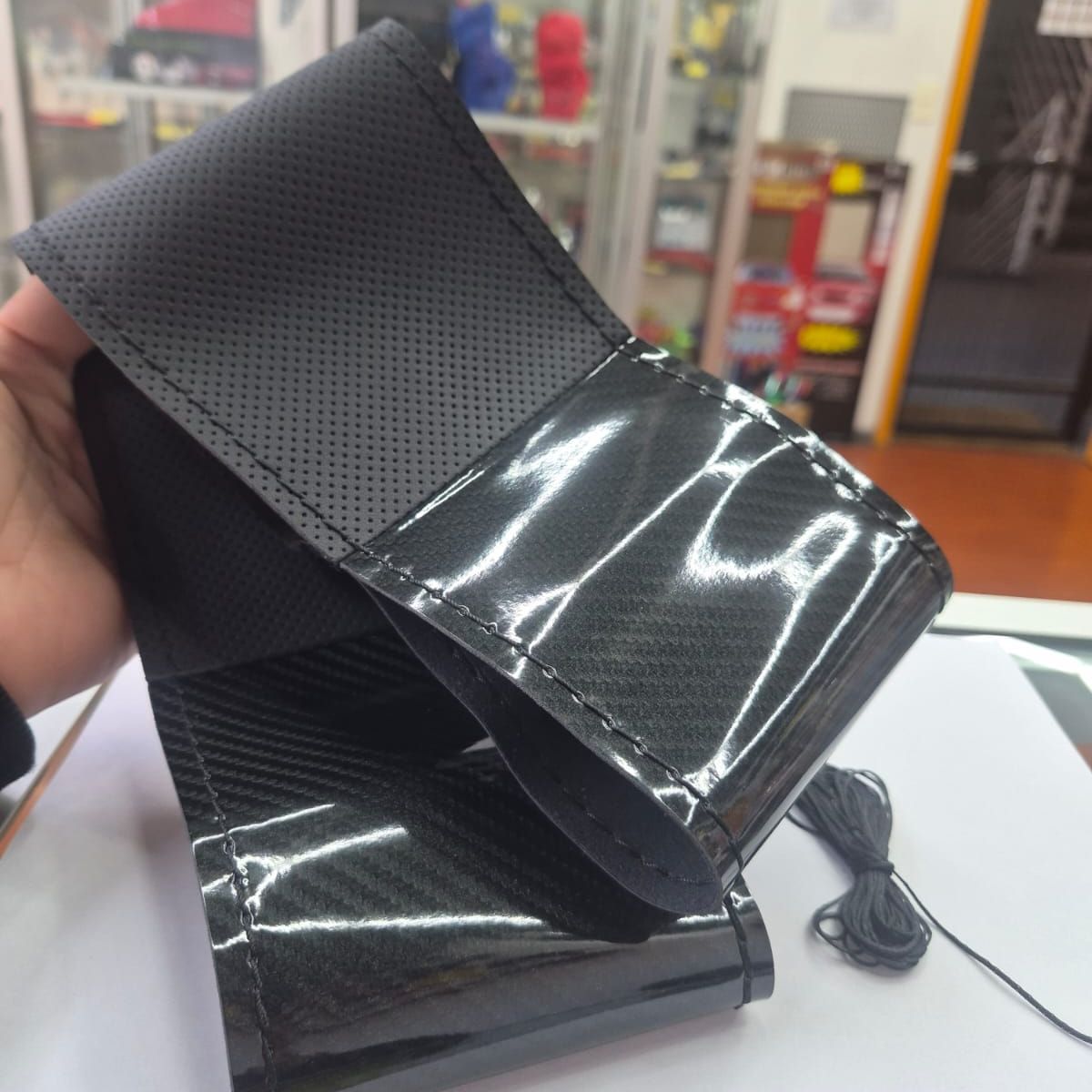 GENERICO - Funda Protectora para Volante cosido hilo negro en eco cuero con carbono brillante