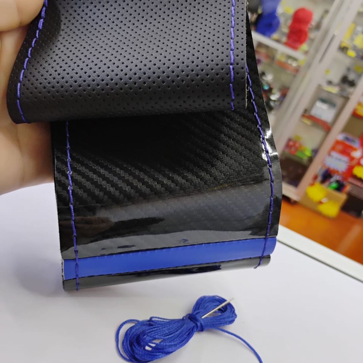 GENERICO - Funda Protectora para Volante cosido hilo azul en eco cuero con carbono brillante