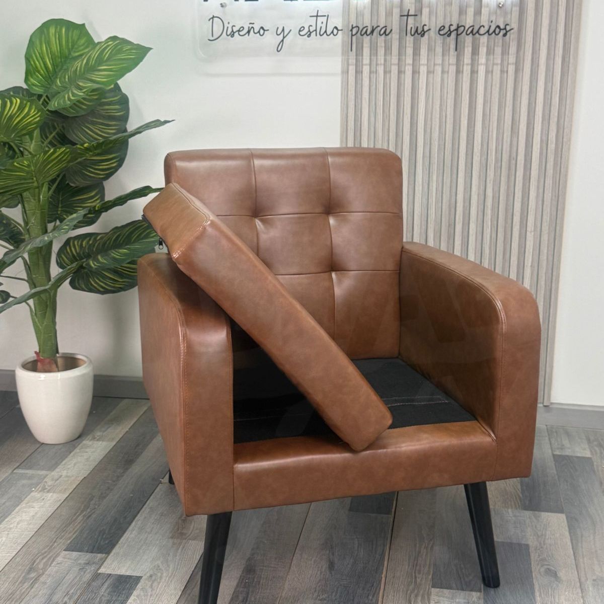 HABITA2 CHILE - Sillón Daniels Tapizado en Cuero Sintético