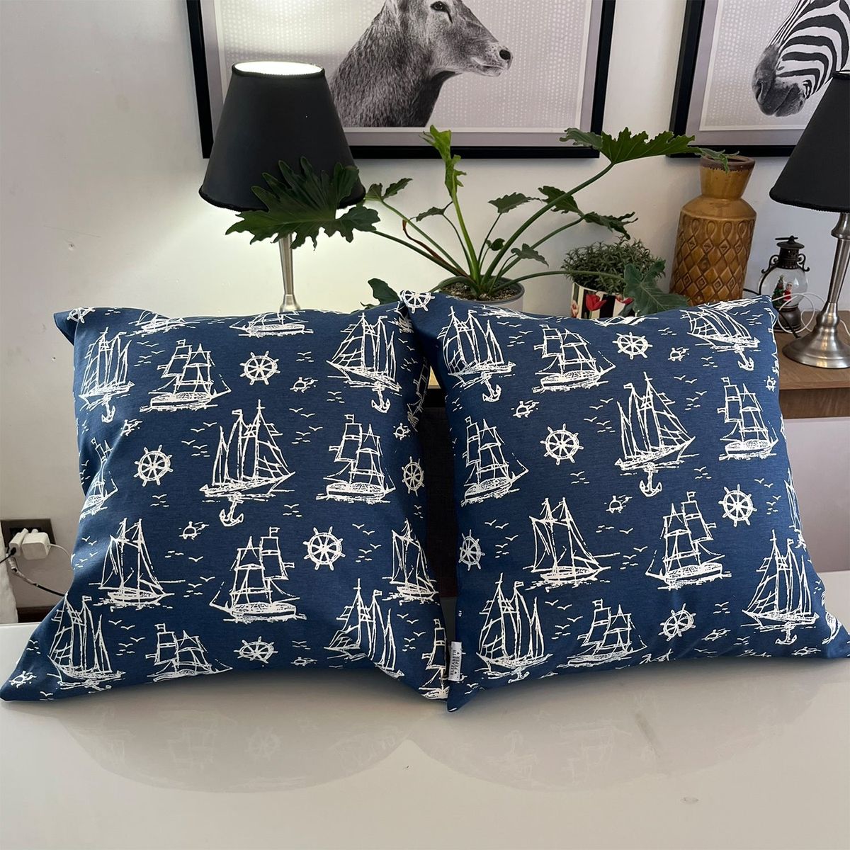 ELIZABETH PEPER - Cojin Decorativo Diseño Barcos Azul 60x60 Relleno