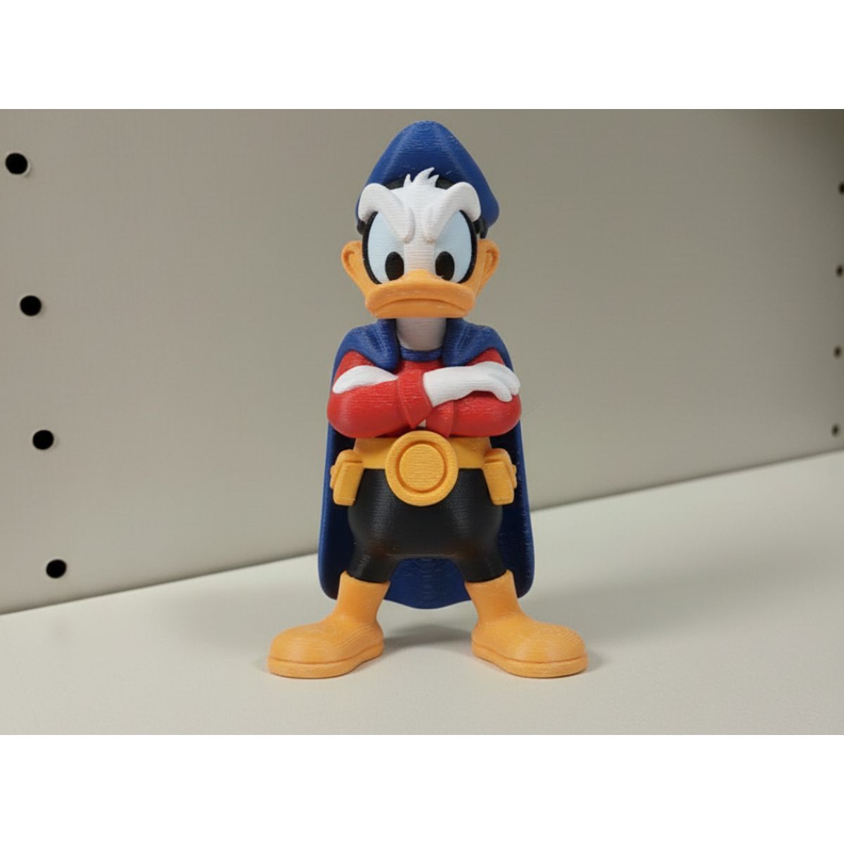 GENERICO - Figura Decorativa- Pato Donald Superhéroe