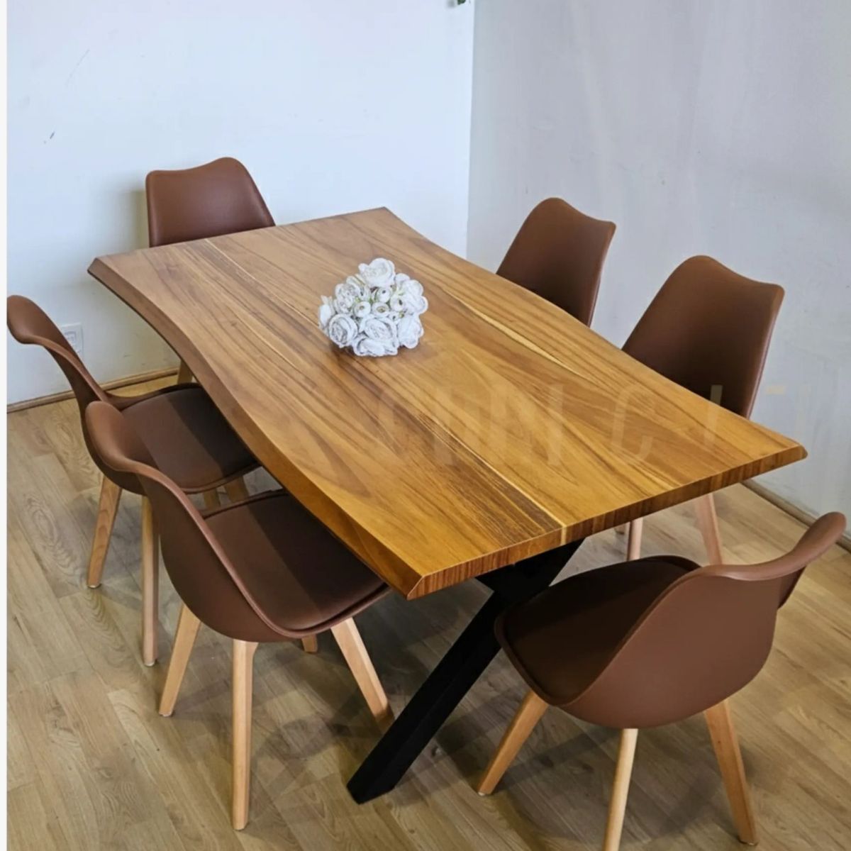 CORI CORI - Juego de Comedor Medlock Rústica Metal Negro 160x90 cm + 6 Sillas Tulip