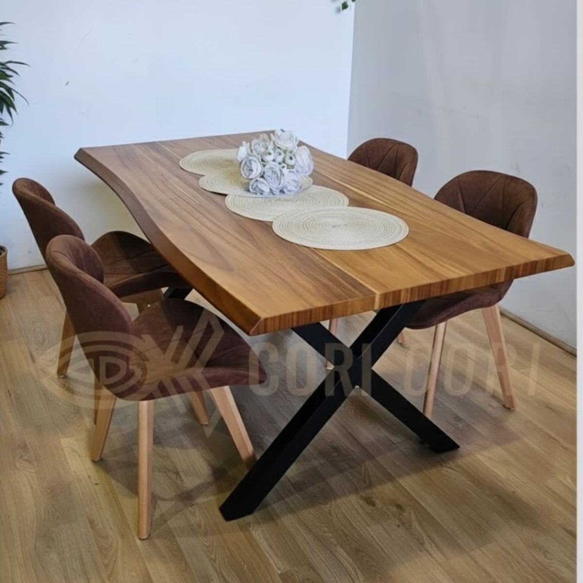 CORI CORI - Juego de Comedor Medlock Rústica Base Metal Negro 160x90 cm + 4 Sillas Mariposa Velvet