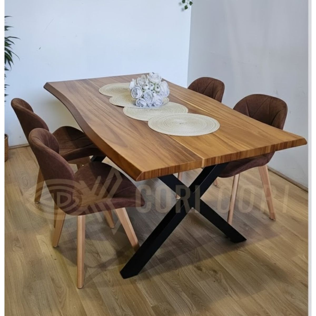 CORI CORI - Juego de Comedor Medlock Rústica Base Metal Negro 160x90 cm + 4 Sillas Mariposa Velvet