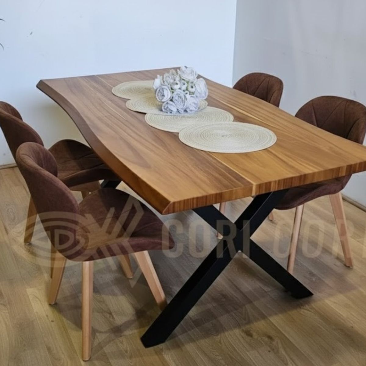 CORI CORI - Juego de Comedor Medlock Rústica Base Metal Negro 160x90 cm + 4 Sillas Mariposa Velvet