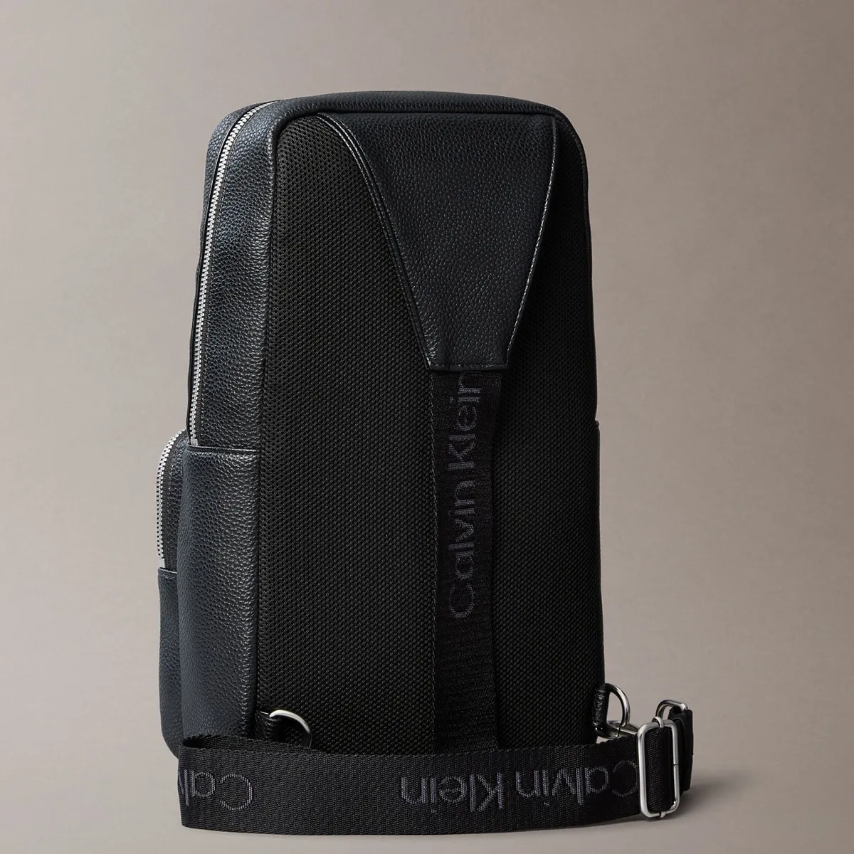 CALVIN KLEIN - Bolso All Day Sling Negro Calvin Klein