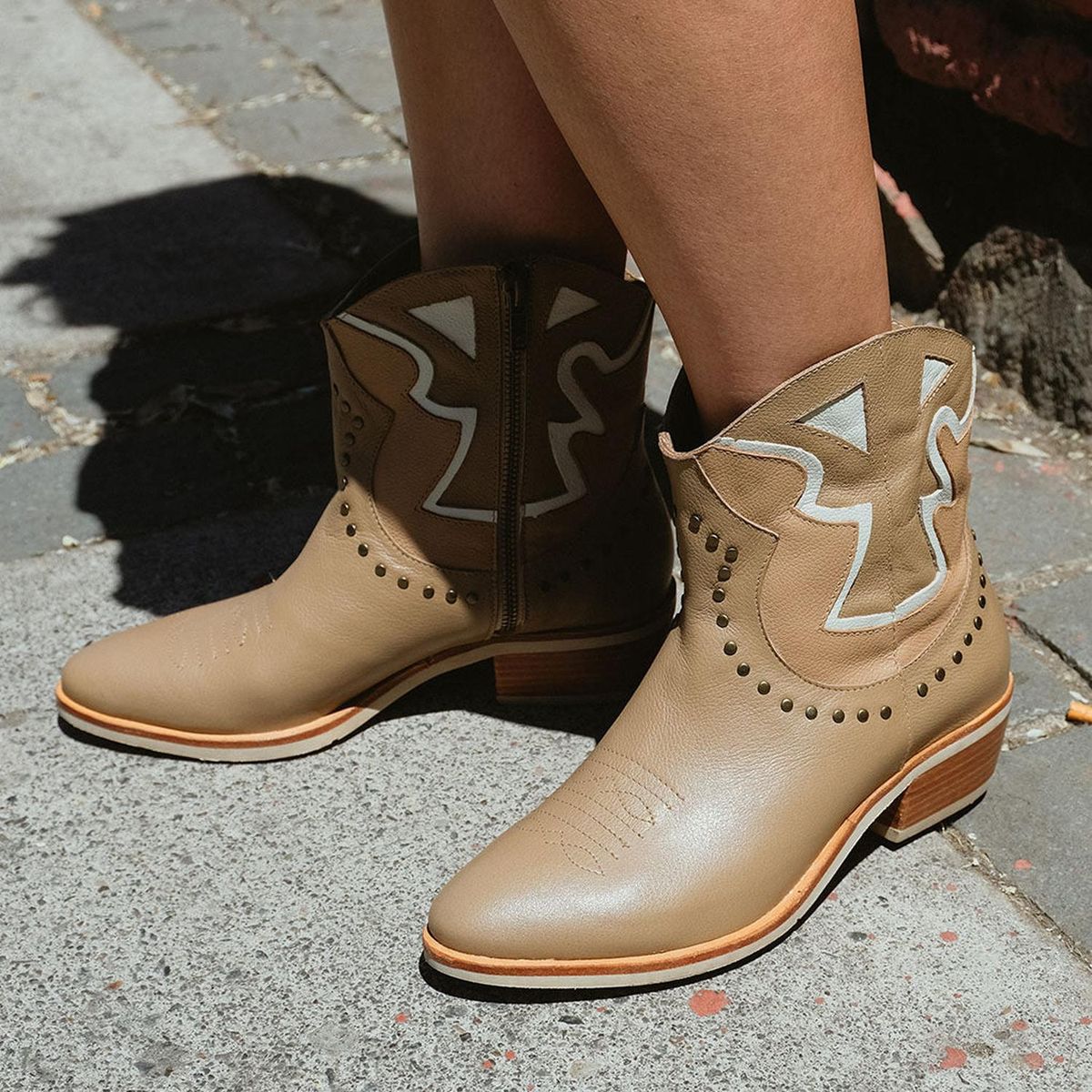 VANESSA GIL - BOTIN DE CUERO ROBERTA CAMEL