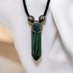 GENERICO - Collar Con Dije De Cristal Malaquita Piedra De Equilibro Con Bolsa