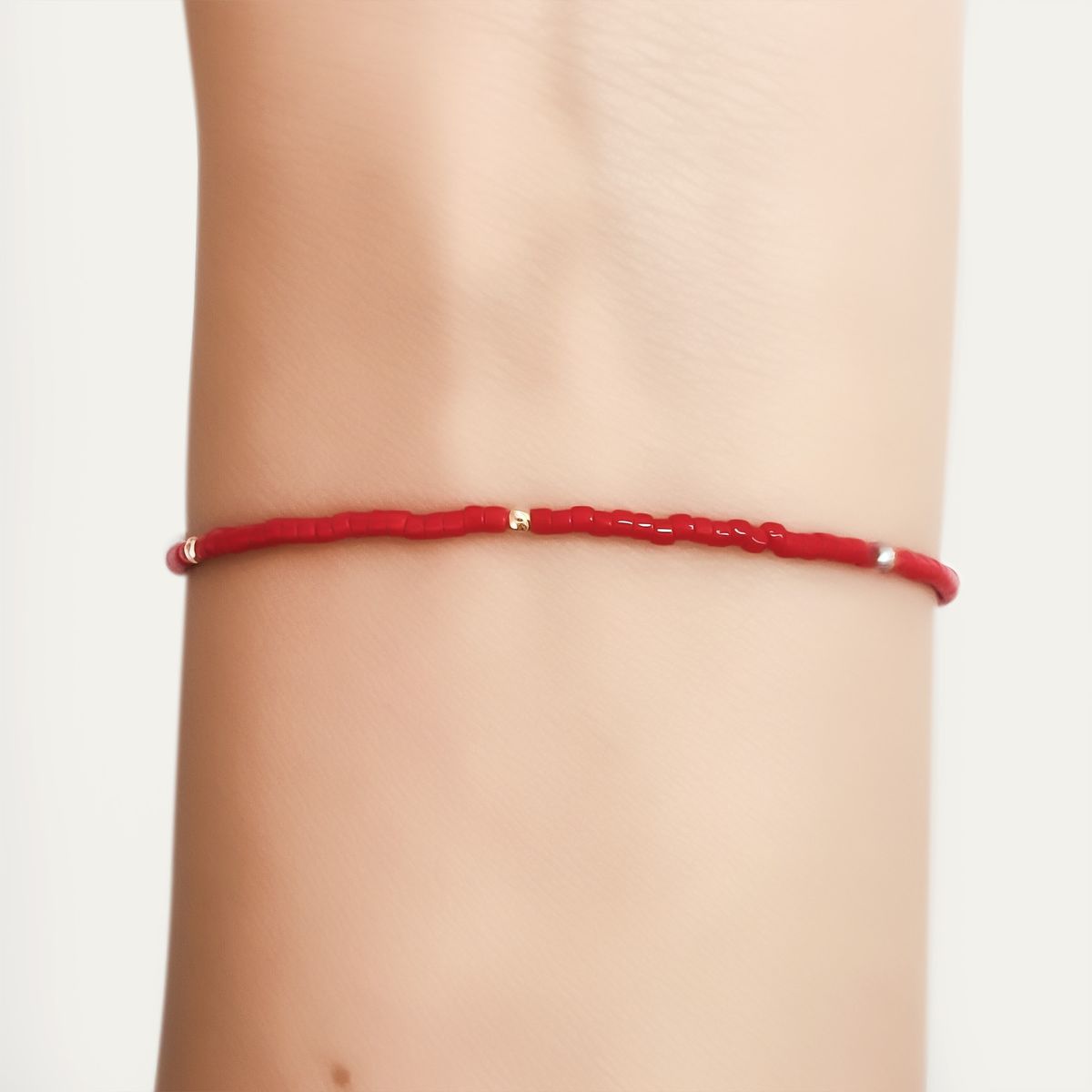 COGGIOLA - Pulsera Miyuki Roja Bolitas Enchapadas Oro 18K