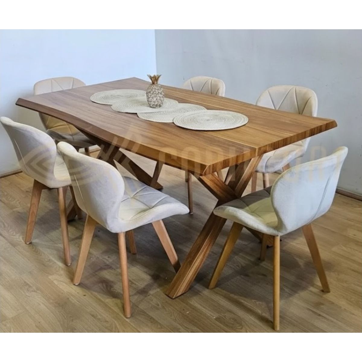 CORI CORI - Juego de Comedor Medlock Rústica Base Metal Madera 160x90 cm + 6 Sillas Mariposa Velvet