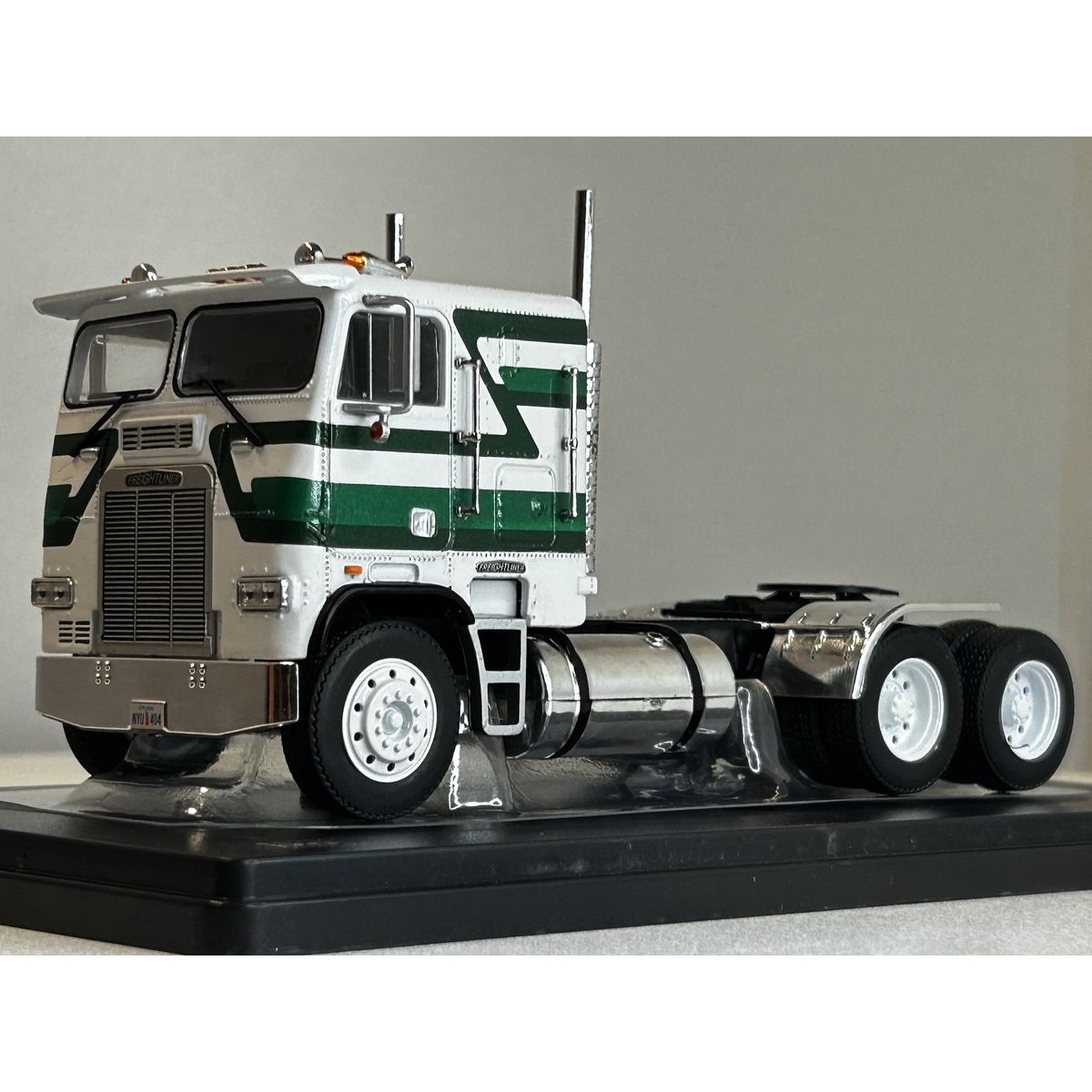 IXOMODELS - Camion de 1993 couleur blanc - FREIGHTLINER FLA 6x4 - 1/43
