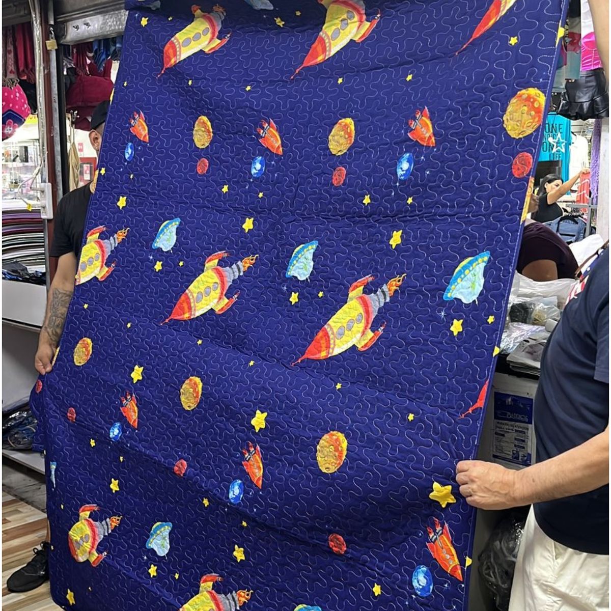 GENERICO - CUBRECAMA DE  ALGODON QUILT VERANO 1.5 PLAZA DISEÑO COHETE DIANA