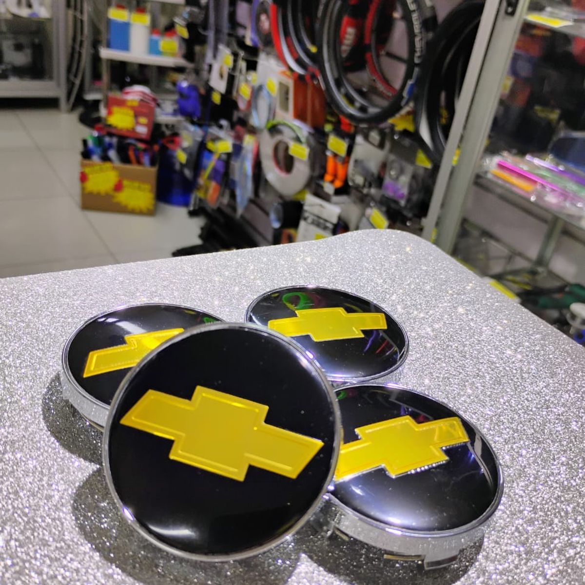 GENERICO - X4 Tapas centro de llantas de auto tunning CHEVROLET NEGRO CON DORADO 56MM