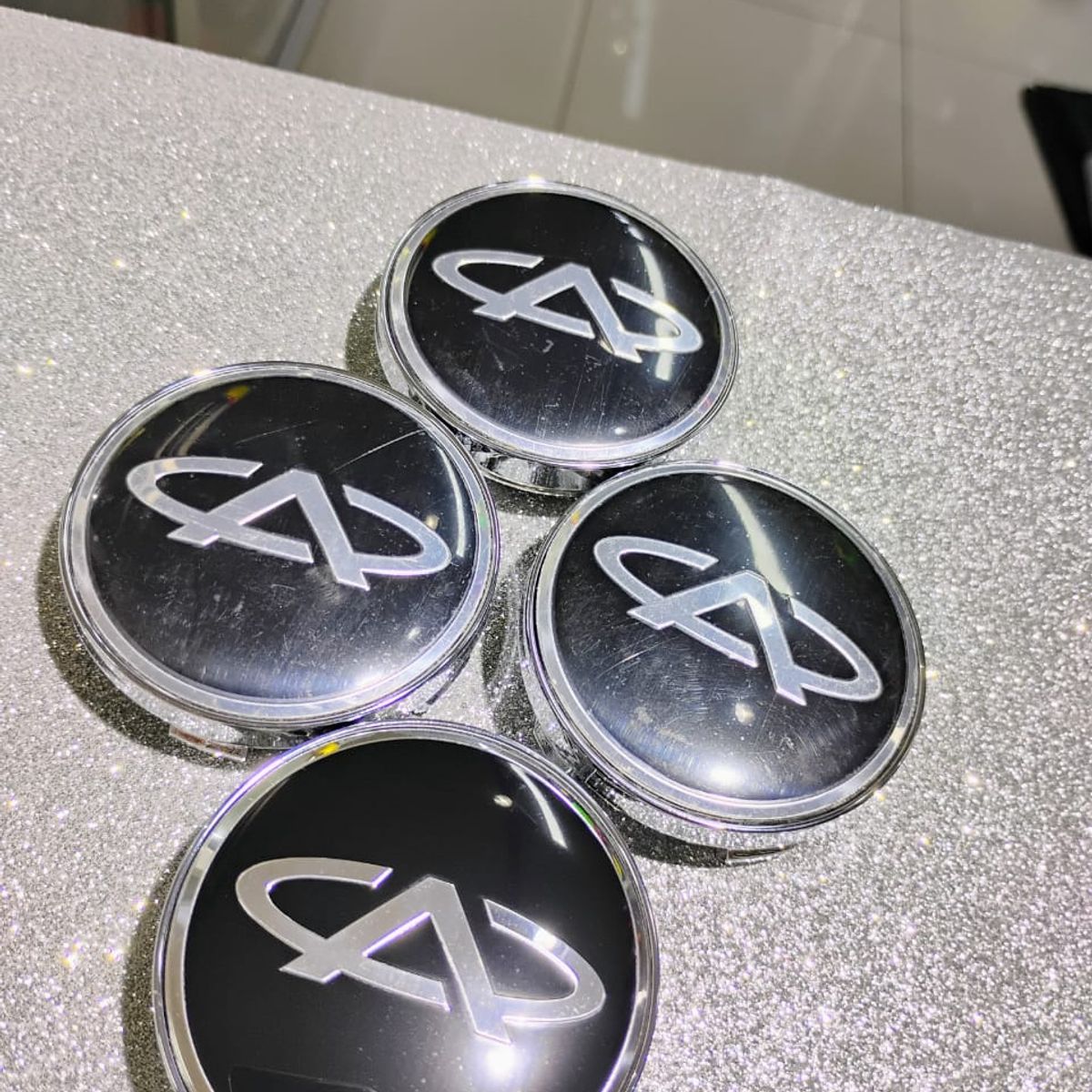 GENERICO - X4 Tapas centro de llantas de auto tunning CHERY NEGRO CON PLATA 56MM