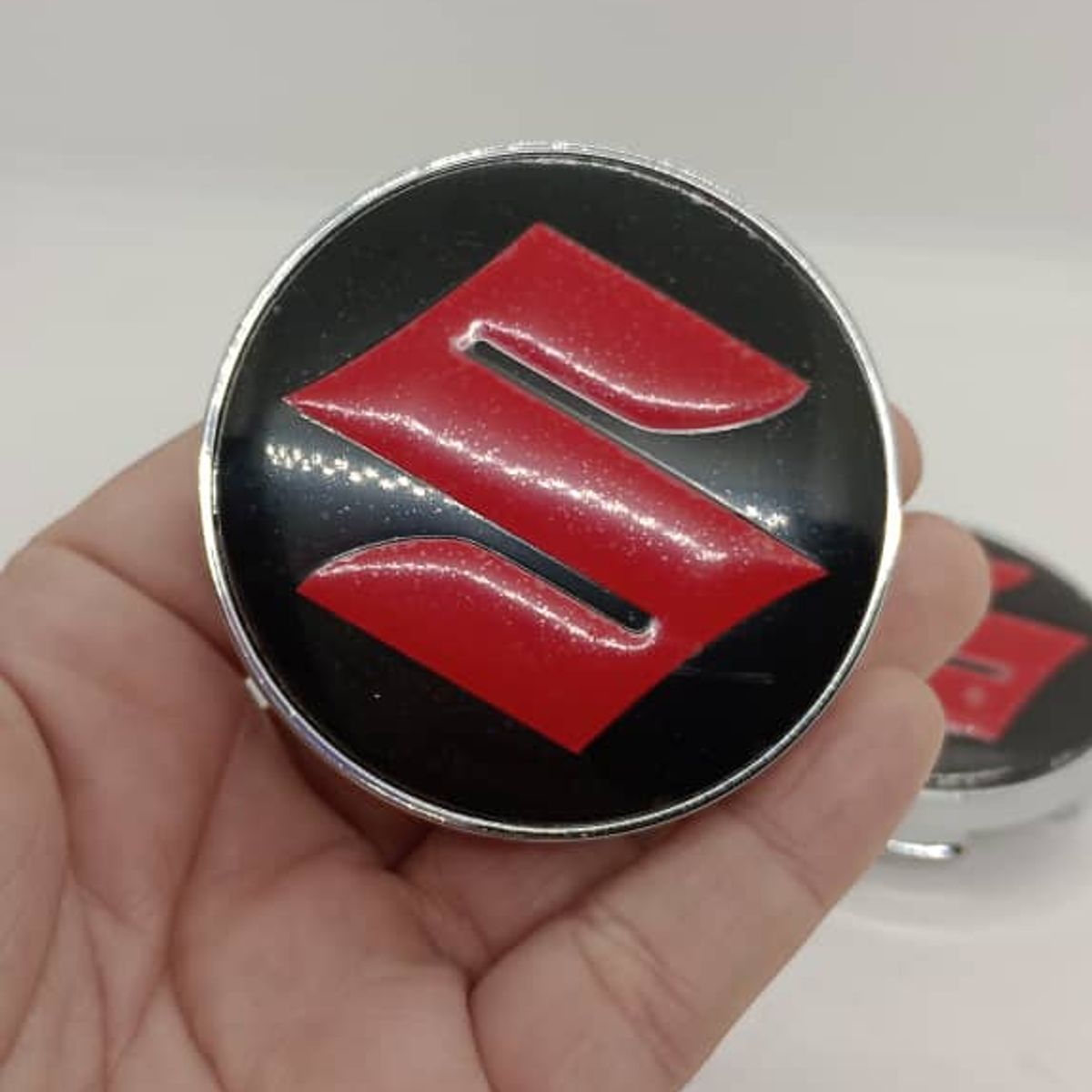 GENERICO - X4 Tapas centro de llantas de auto tunning SUZUKI NEGRO CON ROJO 60MM