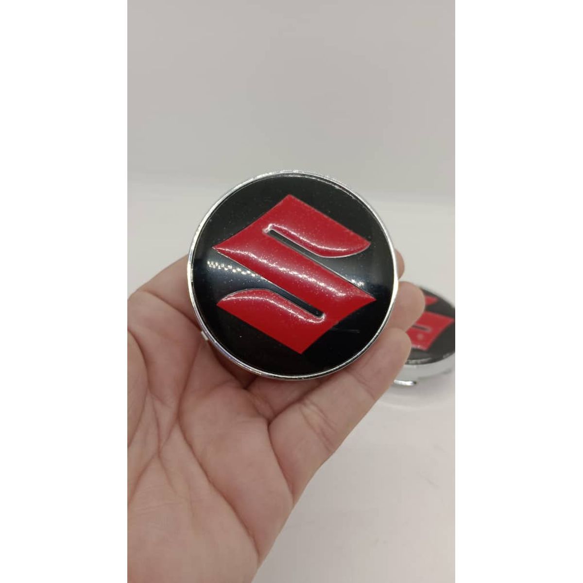 GENERICO - X4 Tapas centro de llantas de auto tunning SUZUKI NEGRO CON ROJO 60MM