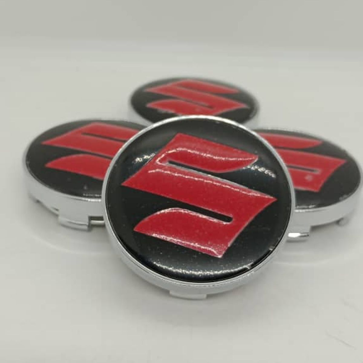 GENERICO - X4 Tapas centro de llantas de auto tunning SUZUKI NEGRO CON ROJO 60MM