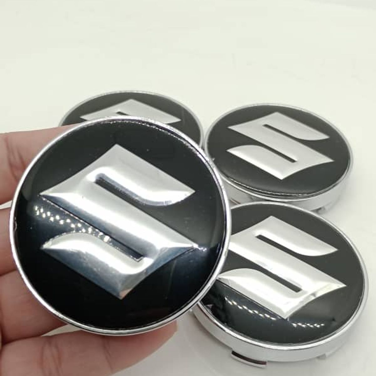 GENERICO - X4 Tapas centro de llantas de auto tunning SUZUKI NEGRO CON PLATA 60MM