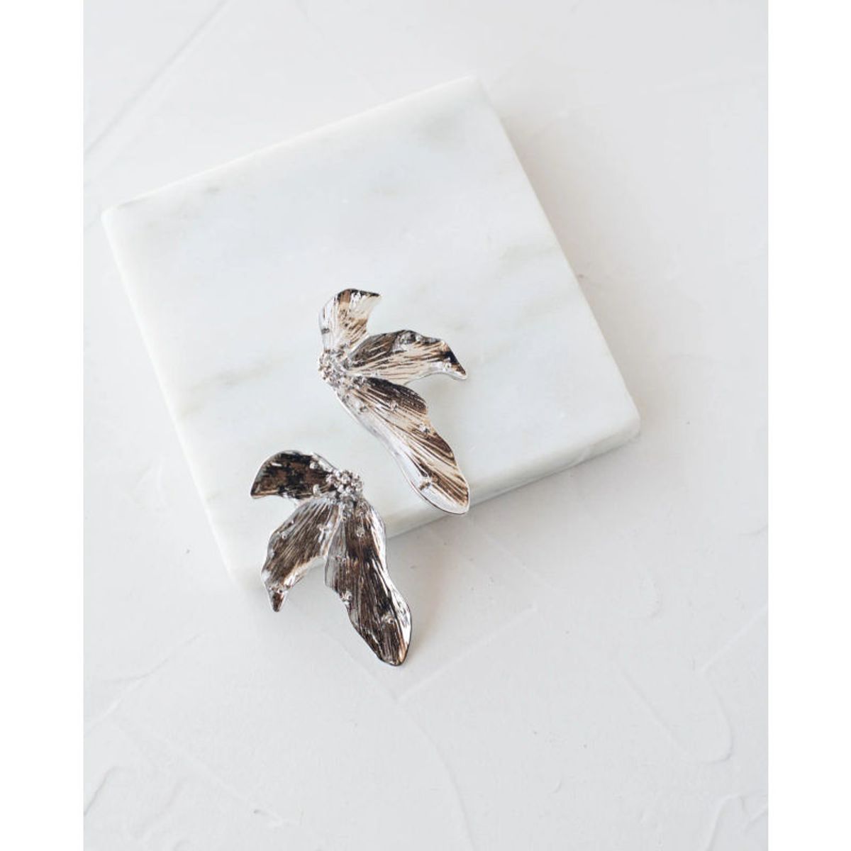 MI PLACARD - Aros Coni Flor Partida Plateado