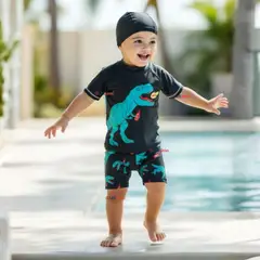 JUMP KIDS - Traje De Baño Polera Manga Corta Pantalón Corto y Gorro 3 piezas Corte Split Niño de 3 a 9 Años Dino