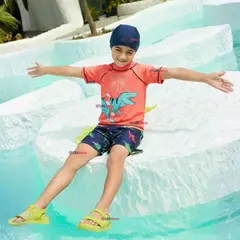 JUMP KIDS - Traje De Baño Polera Manga Corta Pantalón Corto y Gorro 3 piezas Corte Split Niño de 3 a 9 Años Dino