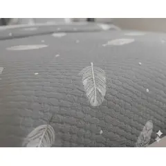 GENERICO - CUBRECAMA QUILT DE VERANO DELGADO DISEÑO GRIS HOJAS 1.5 PLAZA 100% ALGODON