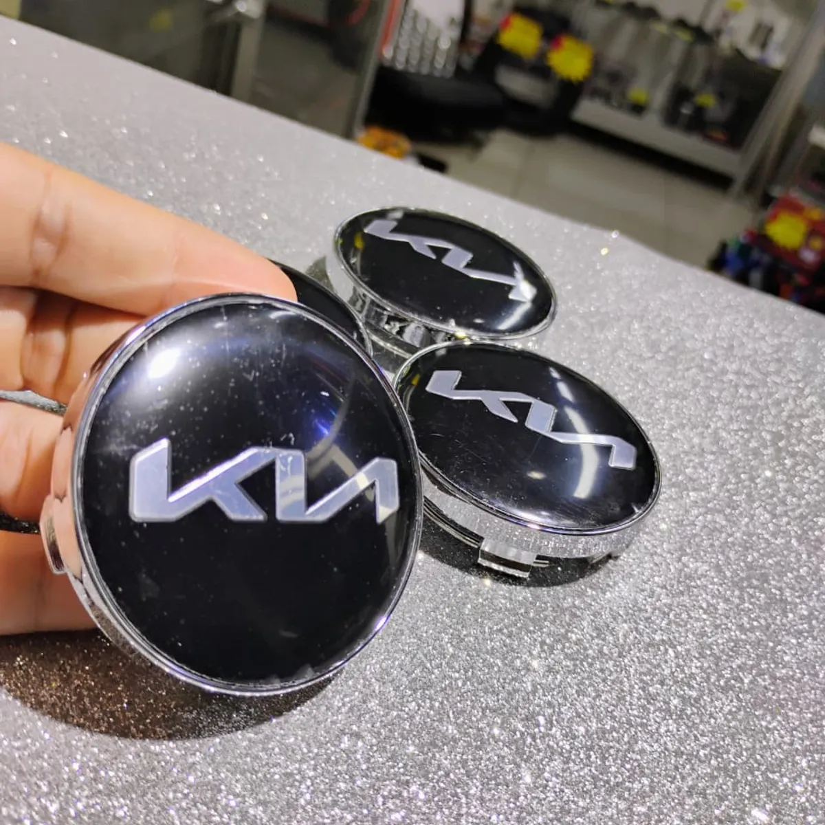 GENERICO - X4 Tapas centro de llantas de auto tunning KIA LOGO NUEVO NEGRO CON PLATA 56MM