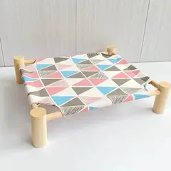 SUKEA - Cama Elevada Altura Refrescante Estampado Para Mascotas Colores Triangulos