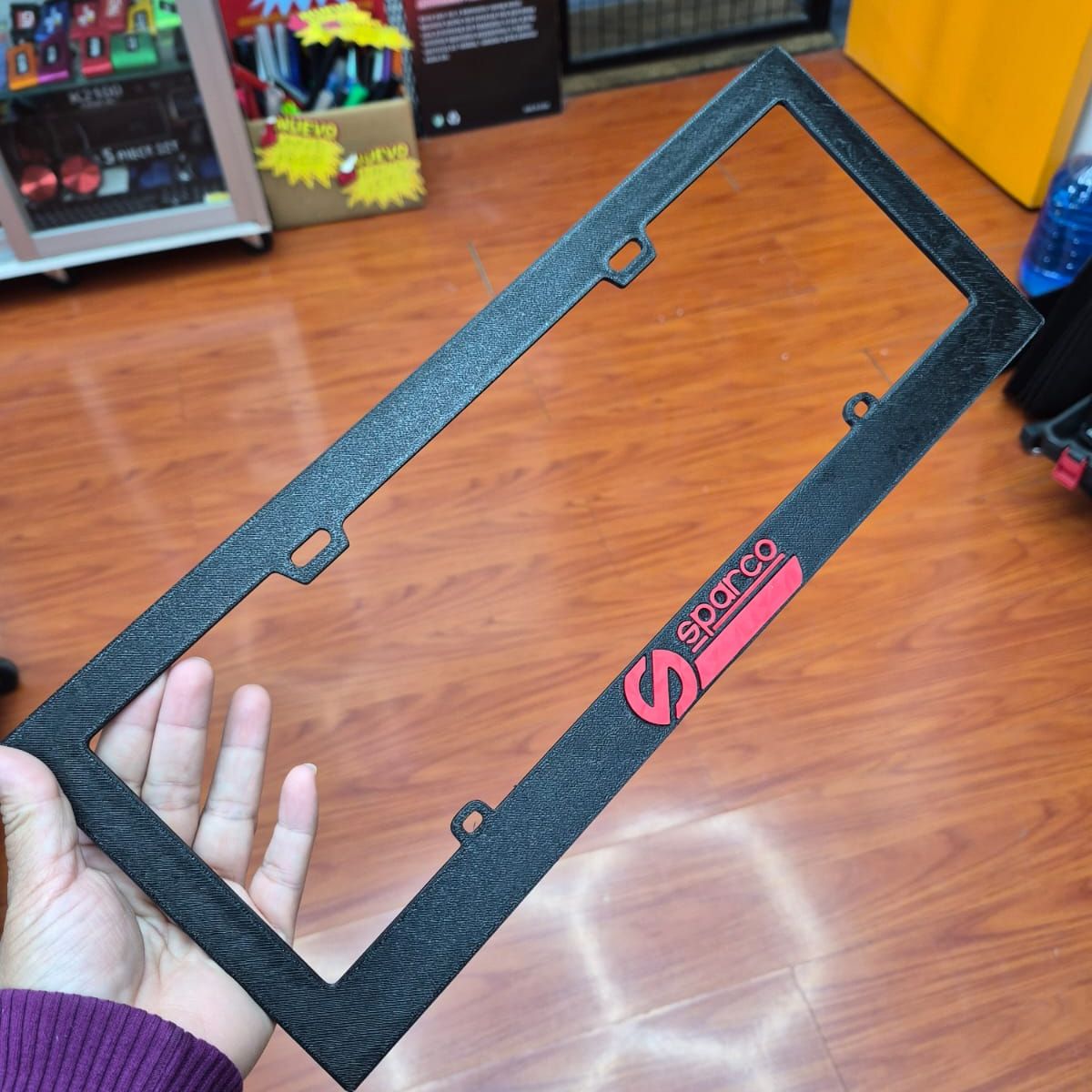 GENERICO - X1 UNIDADES DE PORTA PLACA DE PLASTICO MARCO PARA PLACA NEGRO SPARCO LETRA ROJA