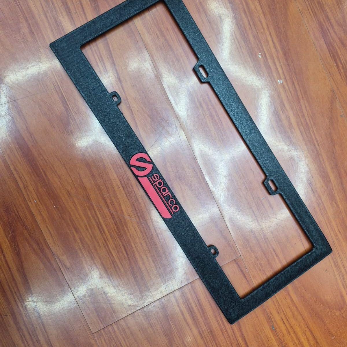 GENERICO - X1 UNIDADES DE PORTA PLACA DE PLASTICO MARCO PARA PLACA NEGRO SPARCO LETRA ROJA