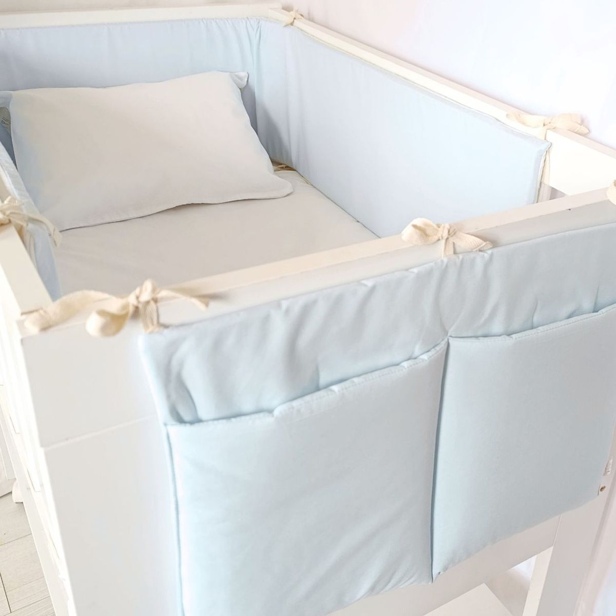 OLIVIA Y SAM - PROTECTOR CUNA BICOLOR CELESTE EMPOLVADO