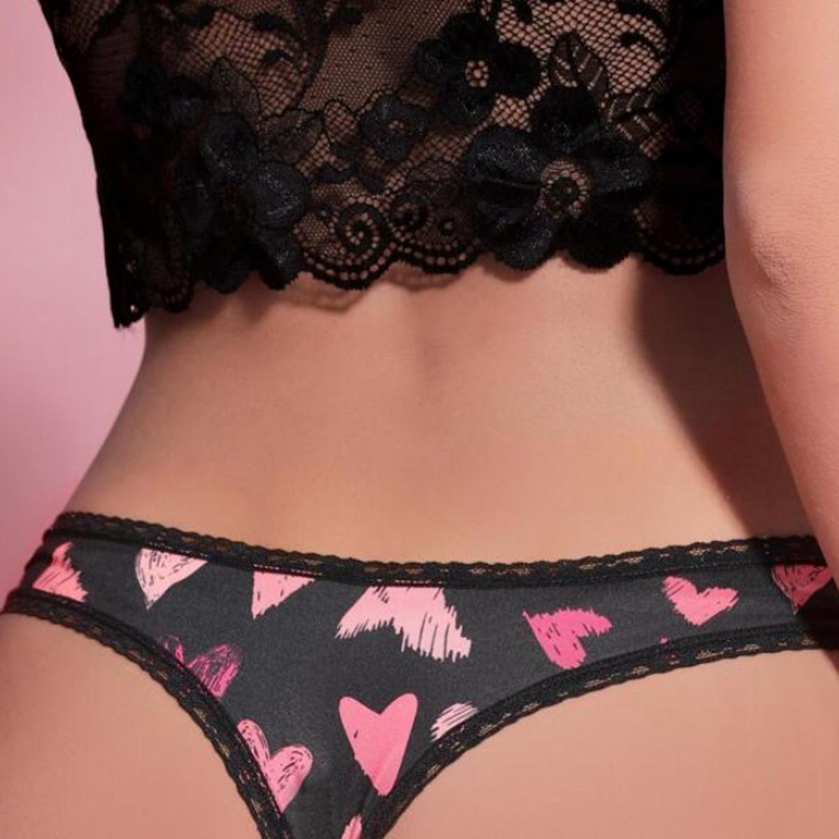KIRAMA CLOTHING STORE - Tanga Negra con Encaje y Estampado de Corazones