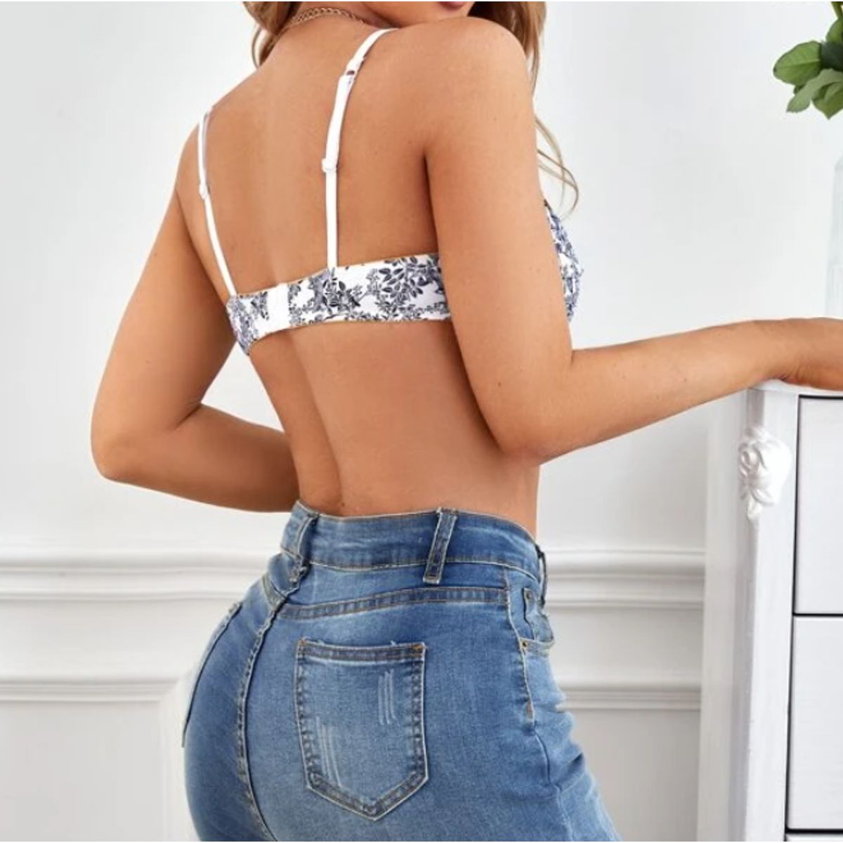 KIRAMA CLOTHING STORE - Sostén Floral Azul y Blanco  Cobertura Completa