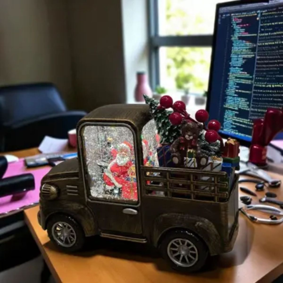 MOVI - Camioneta Navideña Musical con Luces Giratorias - Magia Navideña en tu Hogar