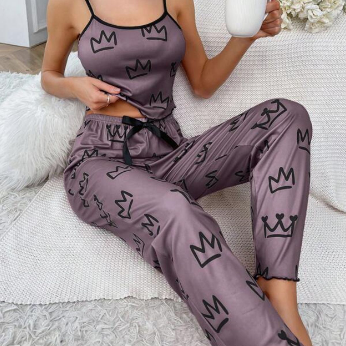 KIRAMA CLOTHING STORE - Pijama Satinado Morado con Coronas  Estilo Joven y Relajado