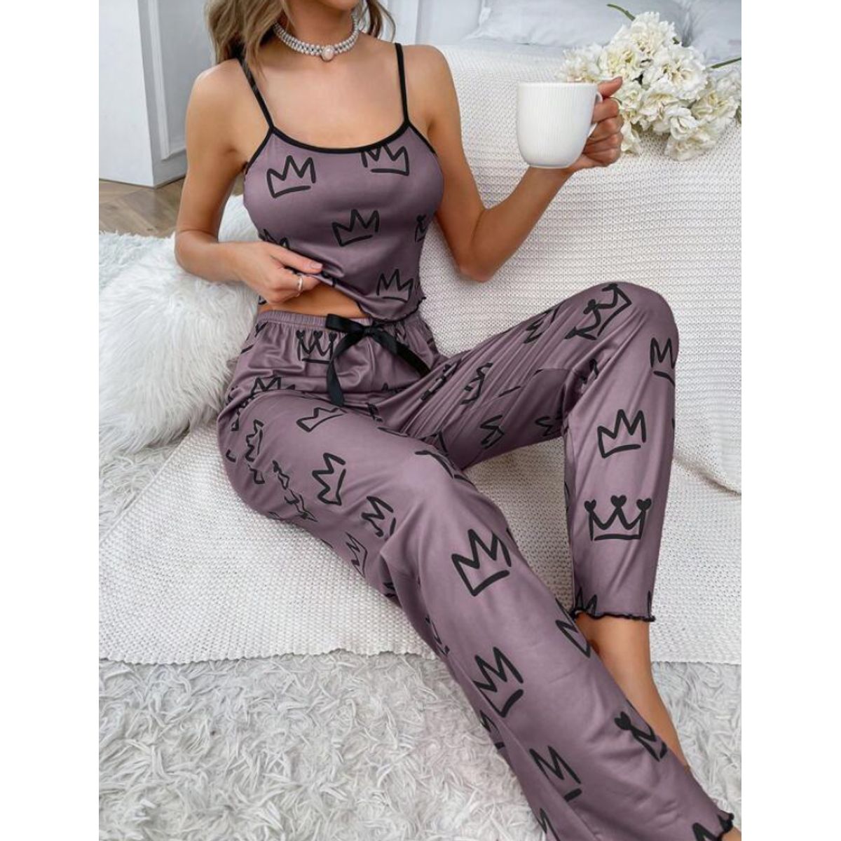 KIRAMA CLOTHING STORE - Pijama Satinado Morado con Coronas  Estilo Joven y Relajado