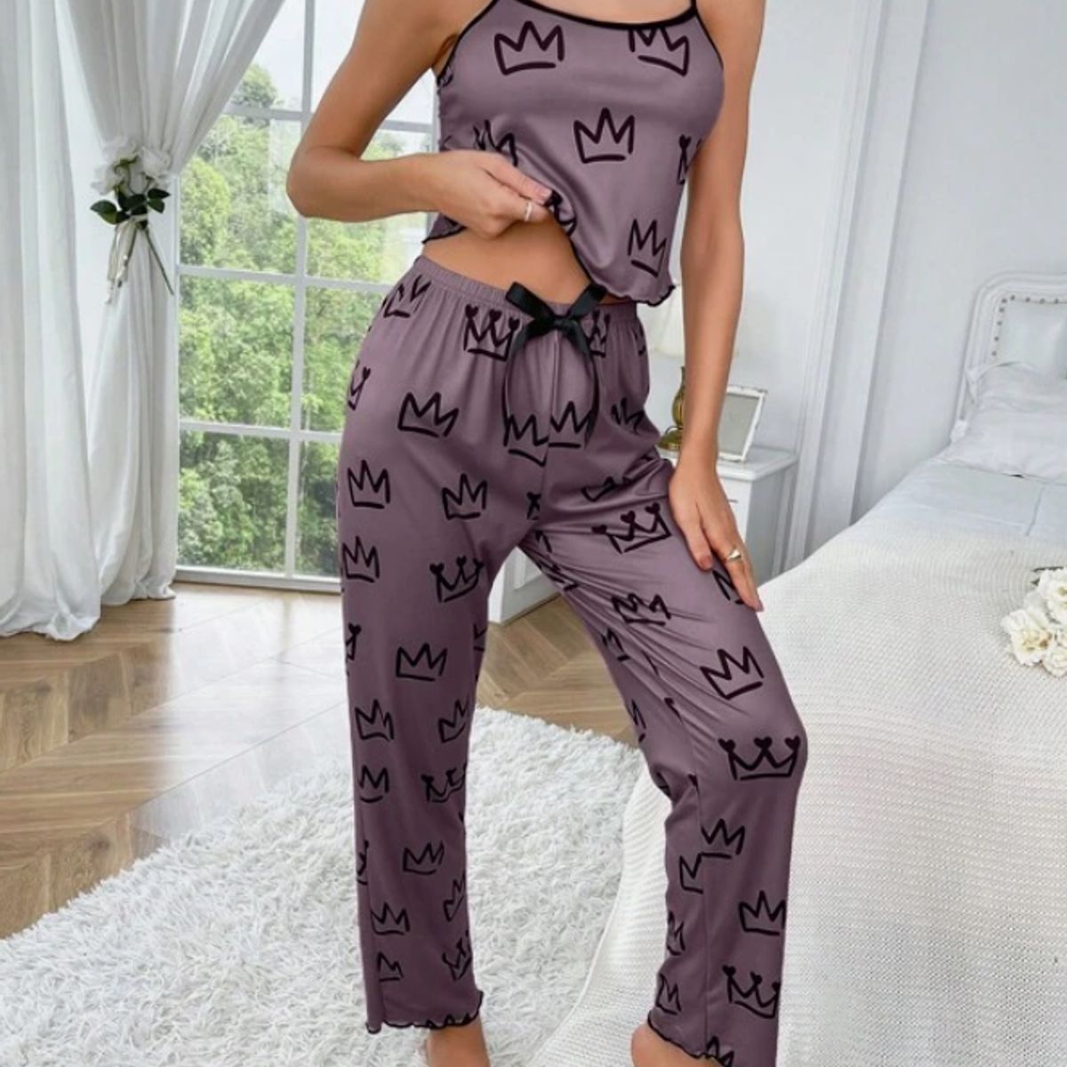 KIRAMA CLOTHING STORE - Pijama Satinado Morado con Coronas  Estilo Joven y Relajado