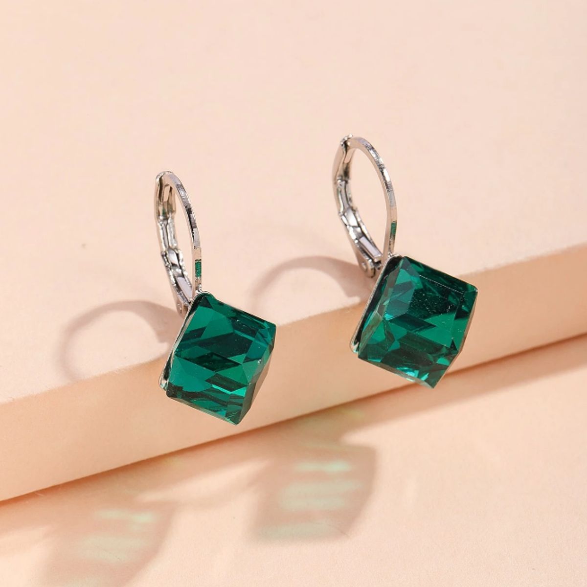 KIRAMA CLOTHING STORE - Aros con Piedra Verde  Diseño Geométrico y Naturalista para el Día a Día