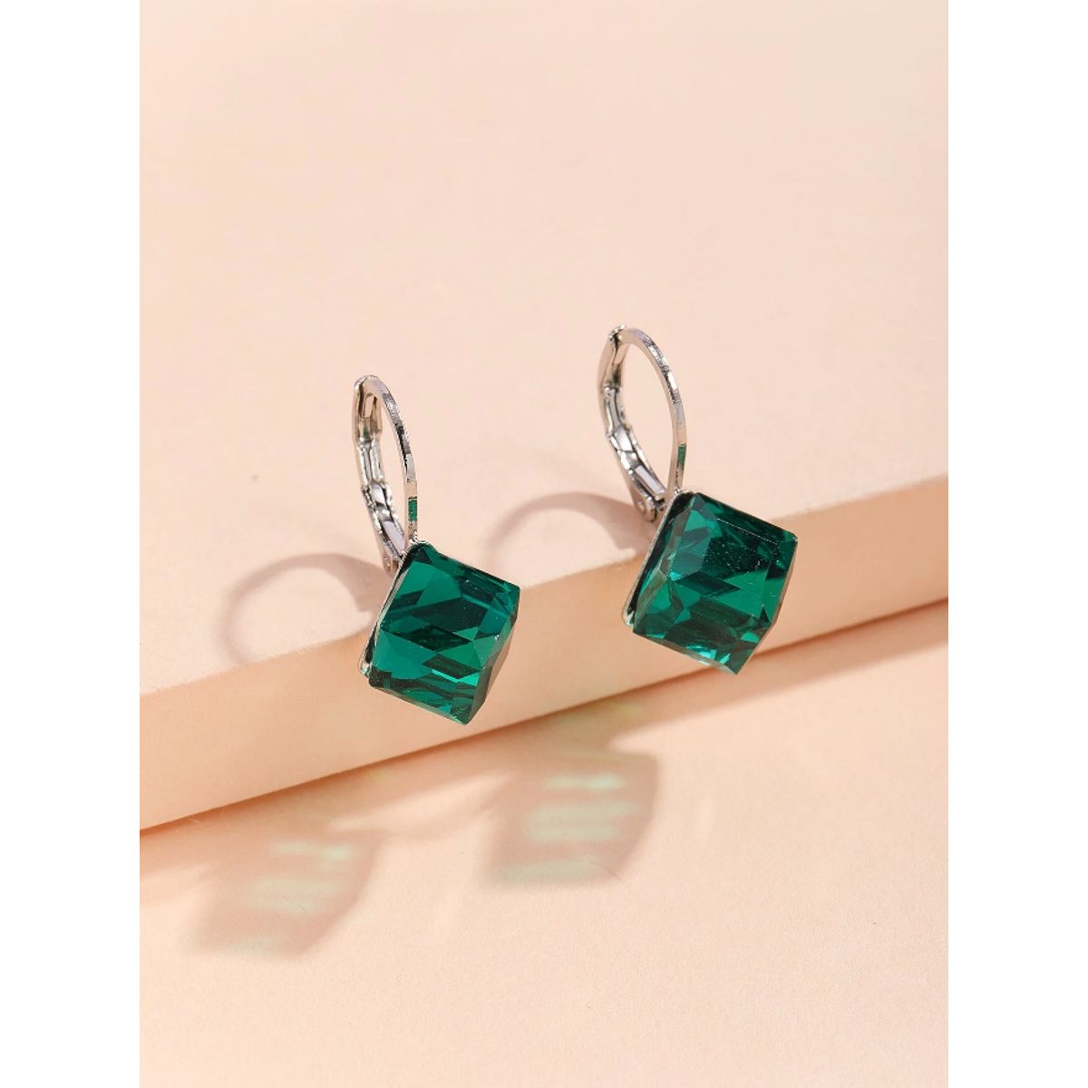 KIRAMA CLOTHING STORE - Aros con Piedra Verde  Diseño Geométrico y Naturalista para el Día a Día