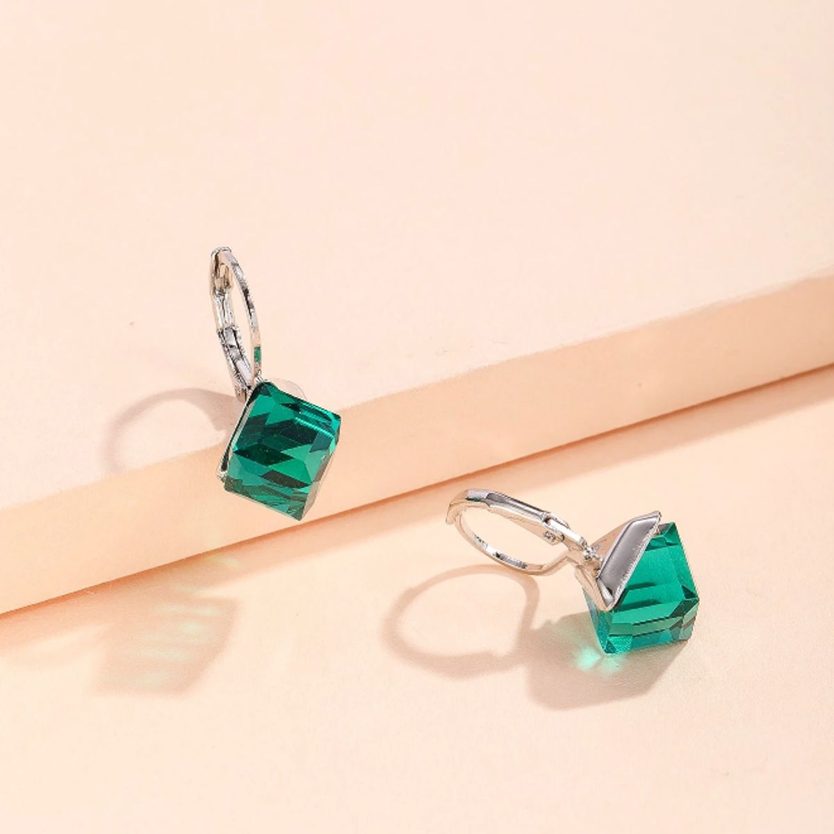 KIRAMA CLOTHING STORE - Aros con Piedra Verde  Diseño Geométrico y Naturalista para el Día a Día