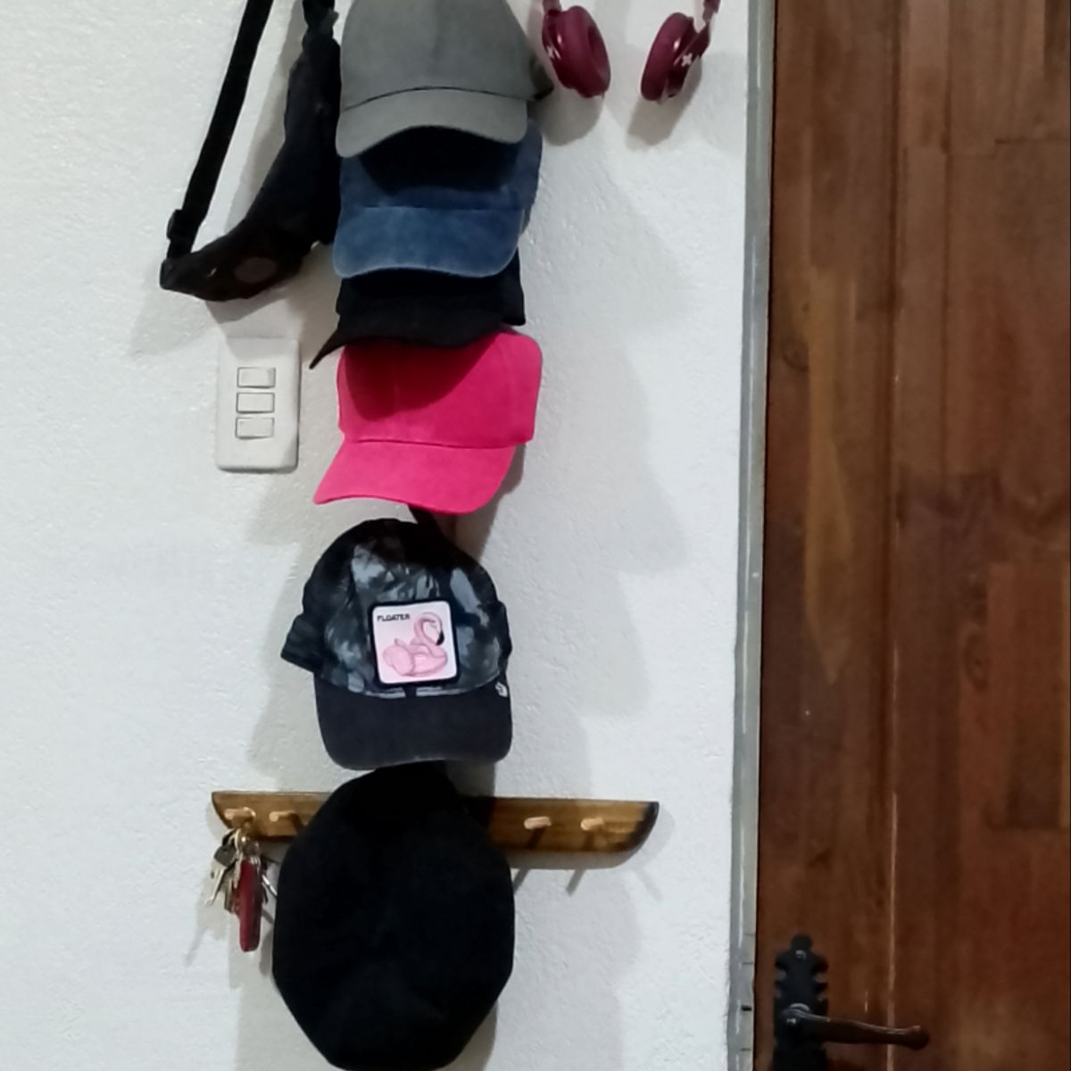 ARTESANIAS CHILENAS - PERCHERO MULTIUSO Organizador Gorras jockey de Madera Artesanal para Pared
