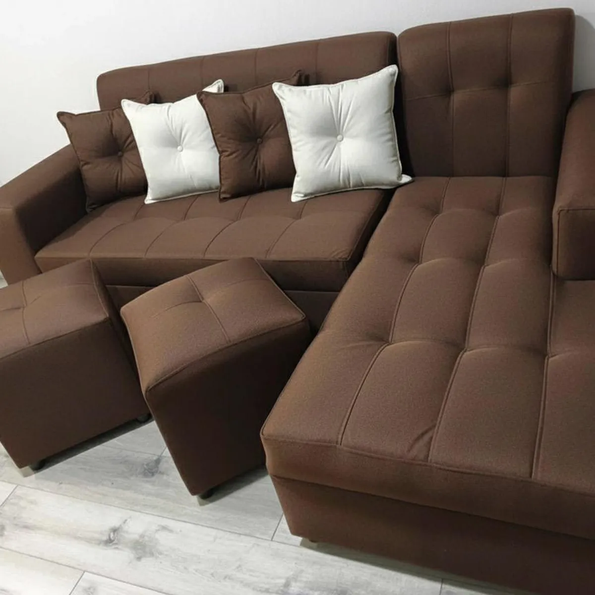 GENERICO - Sofa Seccional L 3 Cuerpos + 2 Puff Marron Lino
