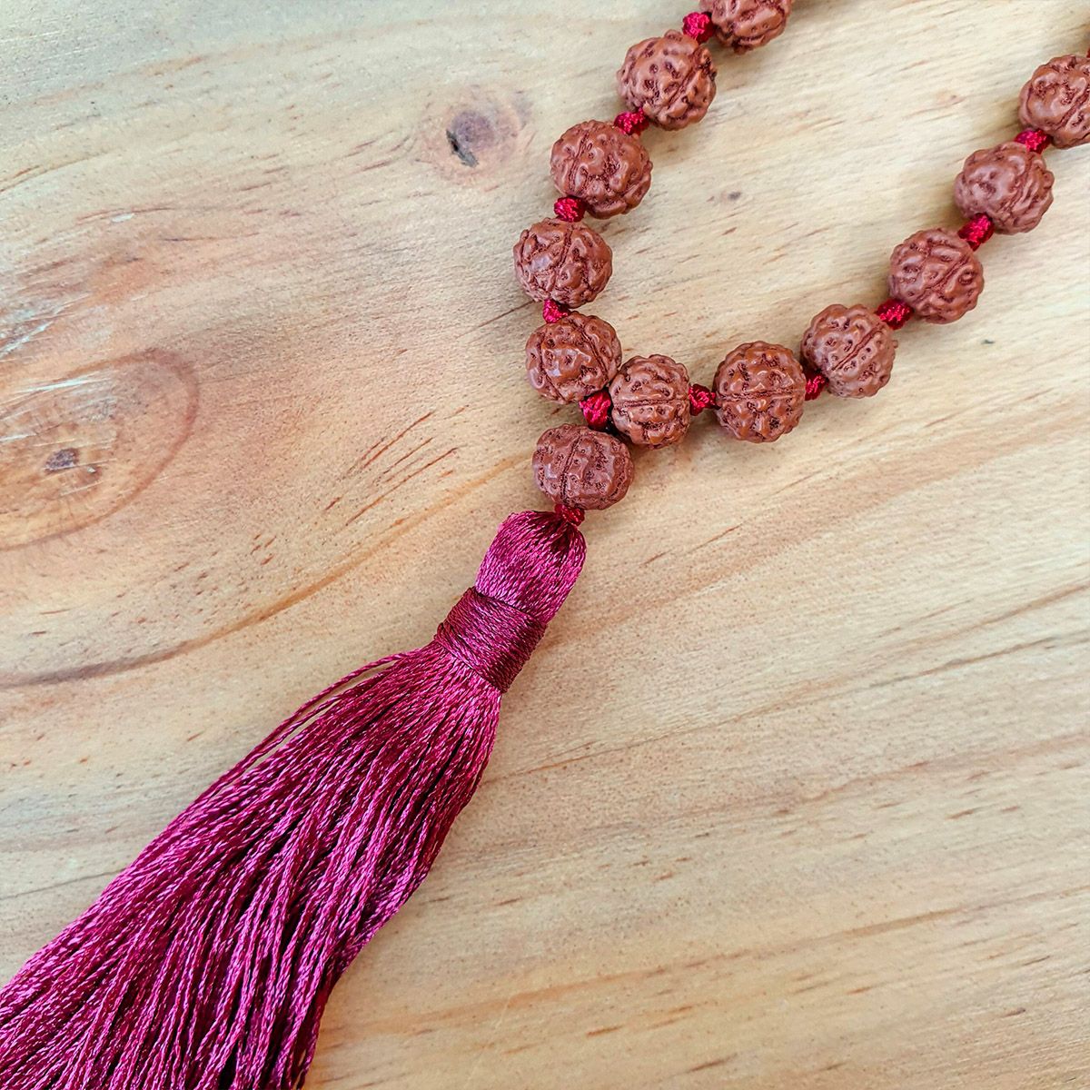 TRIBALLE - Mala de Rudraksha y Pómulo Rojo Protección y Vitalidad