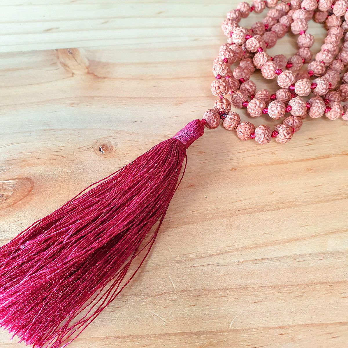 TRIBALLE - Mala de Rudraksha y Pómulo Rojo Protección y Vitalidad