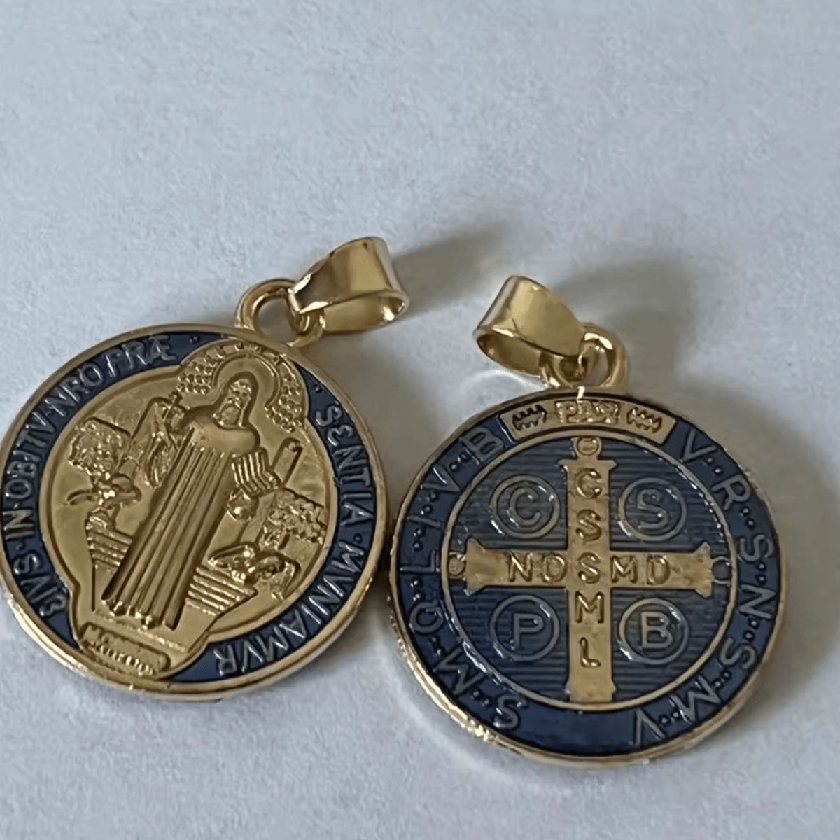 GENERICO - Collar + Medalla San Benito enchape oro modelo AZUL CLARO